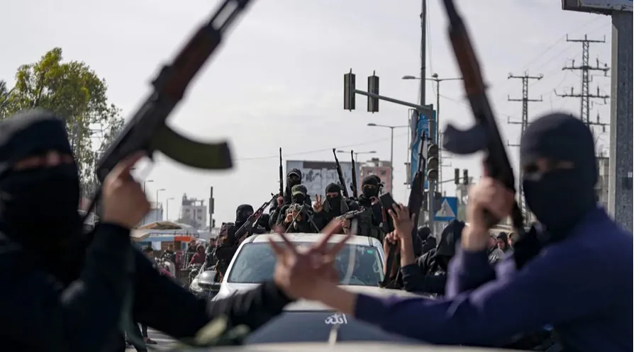 إسرائيل تصنع ميليشيات من العملاء في غزة.. مشروع أمني قصير الأجل يهدد الاستقرار وينقلب على تل أبيب